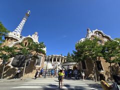 『グエル公園』
バルセロナの街が一望できる広大な公園です。
「アントニ・ガウディの作品群」の1つとして世界遺産に登録されています。

グエル公園の正面入り口
“ヘンゼルとグレーテル”のお菓子の家！のようです。