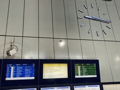 6月24日。今日は隣の国、スロバキアの首都ブラチスラヴァへ日帰り旅をします。
オーストリア鉄道のウィーン中央駅からブラチスラヴァまで行きます。