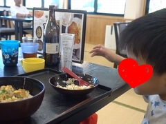 　水遊びもほどほどに切り上げ、恋ぼたるの温泉館に入りました。食堂で腹ごしらえして、温泉へ。大人600円、小人300円のところ、子どもは夏休みのキャンペーンで半額の150円でした。
　しかも夏場限定で、露天風呂の一部が、加温なしの鉱泉かけ流しに。熱で失われがちな鉱泉成分をそのまま体感できる上に、冷たくて気持ちよかった！
