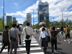 と いうわけで
早速 行ってみることにする

スカイビルの手前に広がるのが
グラングリーン大阪
　
