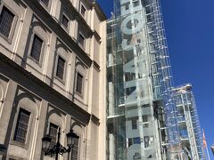着いたぁ。
外にあるエレベーターが特徴的。