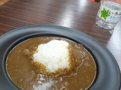 室堂でも2時間ほど散策予定で、
朝食もカップラーメンを食べただけだったので、
1階の味覚コーナーで早めの昼食をとっておく。

カレー　800円