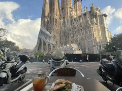 遮るものなくサグラダファミリアが見えるカフェ、ブエノスミガスで朝ごはん。
8時の開店に合わせて行ったらテラス席も空いており、贅沢なビューで眼福。
夫はここのパニーニをとっても気に入ってました。