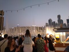 夜6時になり、ドバイファウンテンへ。
噴水ショーですね。無料。ヒマなので、ぼーっと3回ぐらい観てました。30分ごとにショーがあるようです