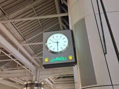ドバイに着いてまず驚いたこと。
空港内の時計がロレックス。

おぉすげーーアラビア語でロレックスと
書いてあるーー！