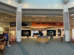 5時間程でオーランドの空港に着きました。時差もあるので既に19時は過ぎています。YouTubeで見慣れた景色にほっとしつつ、横目でディズニーショップを見つつミアーズコネクトの乗り場に急ぎます。