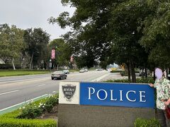 ■Beverly Hills Police Department   [エリア：ビバリーヒルズ(Santa Monica Blvd沿い)]
ロサンゼルス3日め(最終日)の朝は、ビバリーヒルズへ。
今日はドジャース試合観戦に備えて着替えたり色々準備をする為に、ホテルに早く戻る予定。
ビバリーヒルズのお買い物はErewhonのトートバッグだけなので、朝のうちにフォトスポットを廻ります。
ホテルからSanta Monica Blvd 1km位をuberで、最初はビバリーヒルズ警察へ。
Santa Monica Blvd沿い　North Redford Dr交差点。