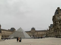 バスで10分くらいでルーブル美術館に到着。

9時オープンで、０８時４０分なのにもう沢山の人が並んでいます。