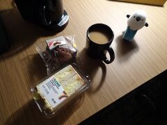 朝は定番のコンビニ飯…。
今回は連日セブンイレブンのサンドイッチでした。