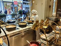 おやつにデメルでケーキをたべてきました。