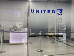 かなり時間がある為、ターミナル７の、UNITEDクラブ（ラウンジ）を利用します。