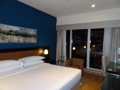 ドバイ国際空港からホテルへはUberを頼みました。
ホテルはFour Points by Sheraton Sheikh Zayed Roadです。