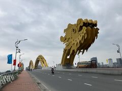 龍をもしたロン橋（ドラゴンブリッジ）。夜にはライトアップされ、週末には龍が火を噴くアトラクションも人気なんだとか。という情報は帰国後知りました。持っていたガイドブックが17年前の古いもの。ネットでの情報収集も甘かった(^0^)。