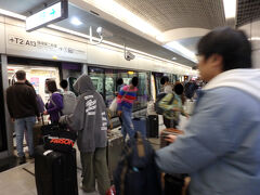 桃園空港からはMRT機場線で移動する。