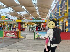 ランチを食べに行こうと遊びたがる娘をなんとかなだめ、部屋に戻り着替えてやっとインパ。ゲートでは荷物チェックありですが、あんまり厳密には見てない。手首に巻いたリストバンドのバーコードをスタッフの方に読み取ってもらう仕組み。