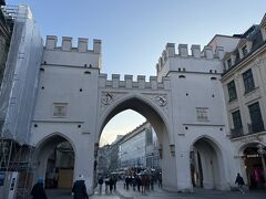 何気に通過しましたが、カールス門です。
ここから先は歩行者天国になっていました。