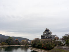 後楽園を出ると岡山城はすぐ目の前。橋を渡るだけなので短い時間にセットで観光するには最高のコンビです。

この写真は、その月見橋を渡る途中の眺め。
確かに、月がかかると絶景だろうなぁ。