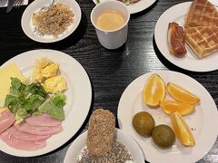 おっそもーにんぐ( ¯⌓¯ )ᐝ

さすがに前日はぐるぐると忙しなく動き回っていたからか、この日は8:30ごろに起床。

バッキンガム宮殿での交替式は11:00~。
最寄りのVictoria駅へはMetroで20分あまり。

下調べの段階で1h-30min前から並んで待っている人との情報は入手していたけど、
まあ遠目にでも、一目見れたならいいかなあ。
と話していました。

ならば、とゆっくり朝食を堪能することに。

メニューは基本的に固定ですが、
パン（数種類）、ヨーグルト、フルーツ、ハムやチーズなど種類は豊富。勿論、それぞれにお好みでソースやグラノーラも色々あります。

トーストにトマトビーンズ、スクランブルエッグにソーセージやベーコンを添えたイギリススタイルの朝食を楽しむ方も結構いました。

このようなBig Breakfast は、いまは昔、１日２食の慣習があってのことだそう。
確かにわたしの周りのヨーロッパ人でもボリューミーなブランチ派の方は多いかも。
というより、１日何食という定義はなく、小腹が空いたらパンなりフルーツなりスナックをちょこちょこつまんでるって感じ。
食文化って食べ物そのものだけじゃなくて、食べ方だったりでその国も人の生活スタイルがよくわかって面白い。

あ、写真のものはちゃっかり昼食に持ち越したものも映り込んでますよ(´>∀<｀)ゝ

朝からたんぱく質とビタミンたっぷり。

ナッツ、ドライフルーツの種類が豊富で
間違いなくおいしい。日本で買うとなると種類も限られ、お高いのでね。笑 
