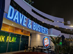 日も暮れて、雨も小降りになってきたので、Ovation Hollywood内で晩ごはん。
「DAVE ＆ BUSTER'S」
ここ、オープン当初に一度来たことがあって、かなり久しぶりの入店です。

