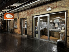 NY・マンハッタン『Chelsea Market』1F【Sarabeth's】

『チェルシーマーケット』の【サラベス・ベーカリー】の写真。

「ニューヨークの朝食の女王」と呼ばれており、ニューヨークの
ほかの店舗や都内の店舗で、パンケーキやフレンチトースト、
エッグベネなどを食べた際にブログに載せました。

『チェルシーマーケット』の館内は特に変わりがないので、
あまり行く必要はありません。