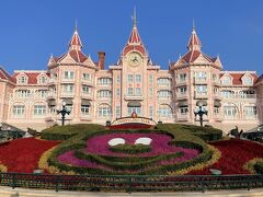 2日目はパリディズニーランドを訪れました。
初の海外ディズニーなのでとてもワクワクしてます！
奥のピンクの建物はホテルで、1泊何万もするそうです。
チケットは事前予約しました。また、公式アプリをダウンロードすると園内マップなどが使えるので大変便利です。