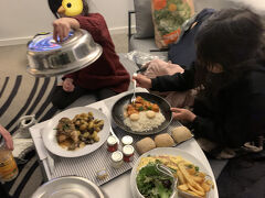 チェックインして、部屋で夕飯にしました。
空港ホテルとしてはお部屋も広く、ルームサービスが充実していて吃驚しました。お肉料理が温かく美味しい。
館内のLUIZAというレストランから運んできてくれます。ちょうど閉店時間だったようで、我々が頼んだ時には厨房のシェフらしき方がにこやかに料理を配膳してくれました。