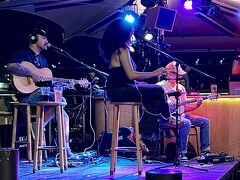 
その前にある「オペラバー」

小さなライブやってました