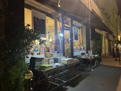 本屋にもより、