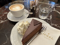 ホイップクリーム付のザッハトルテとメランジェを注文しました。
すごく、オーストリアっぽい！

濃厚なチョコレートとアプリコットジャムのアクセント。
ザッハトルテは幸せの味でした。

ケーキの内側はガトーショコラのようなしっとり系ではなく、スポンジっぽさがちゃんとあります。
だからこそホイップクリームとの相性がいいのかも。
ホイップは甘くないので、むしろ付けたほうがチョコの濃厚さが中和されて食べやすい気がしました。

テーブル同士は距離が近く、また行列もできているのでゆっくり過ごす感じではありませんが、食べにきてよかったです。
忙しそうな中でも店員さんが丁寧に対応してくれたのも良かったです。

＊ザッハトルテ：8.50ユーロ（約1,377円）
＊メランジェ：6.90ユーロ（約1,117円）