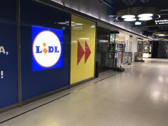 【リドル】
店内の写真はないんですが、ミネラルウォーターと、ギフラーのシナモンロール買いました。
