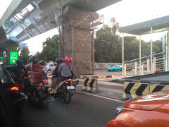 バイクとか車の車間距離は異様に狭い。東南アジアあるあるだけど、怖いものは怖い