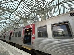 45分ほどでオリエンテ駅到着。
とても大きな駅でした。
メトロの標識を頼りに乗り場へ。
ここから空港は3駅ほど、1.85ユーロ。
持っていたチケットを出してメトロのチケット代なしで乗車料金のみのお支払い。