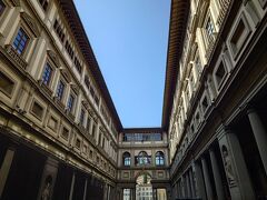 ランツィの回廊の横の道を進むとウフィツィ美術館です。この美術館は入場観光。しかし、かなりの行列が出来ていました。