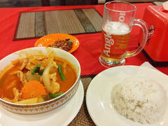 食事は、カンボジアカレー、2.5ドル。
スパイスがよく効いていて、辛さはあまりなくて、食べやすいカレーでした。
もちろん、こちらでもビールは頂きます。