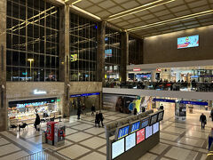 ウィーン西駅に帰ってきました。

駅構内はこんな感じ。
ファーストフードやベーカリー、スーパーなどが入っていてとても便利です。
それでいて人混みがすごいわけでもないからちょうどいい。
