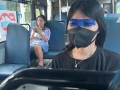 バスに乗ってきた女性にカタコトの英語に聞いてみる
そしたら　私もそこに行くって　大学で会計を学ぶ3年生でガイドの仕事もしてるって