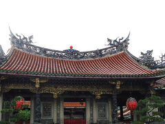 地下鉄に乗って龍山寺まで。

駅周辺は怪しい雰囲気。お寺の中は人がいっぱい。