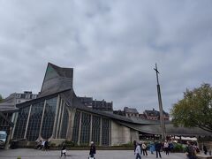 ルーアンはジャンヌダルクの終焉の地、
火刑場になった場所と言われる場所に、
現在は十字架がたてられ、
ジャンヌ・ダルク教会がありました

神妙な気持ちになります