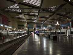 サラゴサ・デリシャス(Zaragoza-Delicias)駅で乗り換えます。
途中、大雨で遅れて嫌な予感。