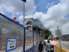 徒歩5分ぐらいで駅舎が見えてきました。