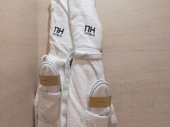 ホテルはセマナサンタの時期で高かったですが、部屋は広く
