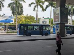 バスはタンソンニャット国際空港ターミナルに到着。時刻は15時半頃。